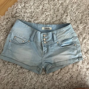 low waist jeansshorts - otroligt snygga lågmidjade shorts!!  midjemått:35💞💞💞 köpte för 800 men säljer för 399 då dem inte kommer till användning. 