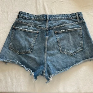 Blåa jeans shorts  - Blåa jeans shorts från zara