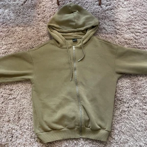 Olivfärgad hoodie  - Bra sick, har inte använt den jätte mycket och köpte den på Sellpy. Skriv om ni har några frågor eller vill ha fler bilder. :)
