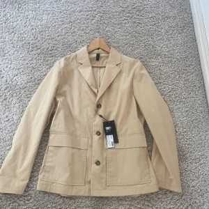 J.Lindeberg blazer/ overshirt - Oanvönd J.Lindeberg blazer/ overshirt i storlek M Nypris 3400 Pris är diskuterbart vid snabb affär. 
