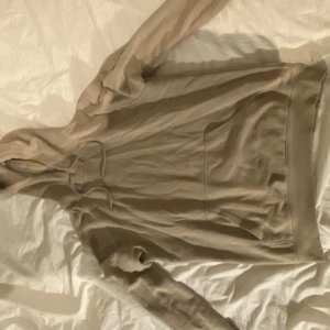 Beige hoodie - Säljer en snygg beige hoodie som är perfekt för alla tillfällen. Den har en klassisk design med en stor ficka fram och en bekväm huva med dragsko. Materialet känns mjukt och skönt mot huden. Perfekt för en avslappnad stil!