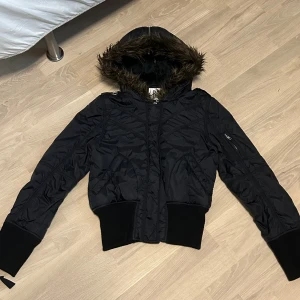 svart y2k vinterjacka - riktig y2k croppad vinterjacka från märket bay🎀sitter jättesnyggt på och framhäver midjan. storlek s/6 men passar också xs och m! hör av dig vid frågor om mått osv❤️