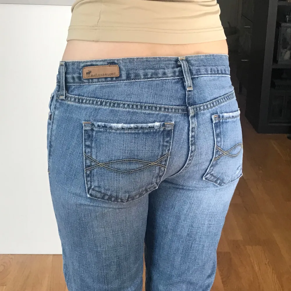 Perfekta lågmidjade bootcut jeans i den finaste ljusblåa tvätten som passar med allt 🩷toppen kvalité och skick- slitningarna är designen 🩵mått: 38 rakt över midjan, midjehöjd 19, innerbenslängd 82 cm. Jeans & Byxor.