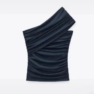 Zara topp - Säljer denna jättefina och unika topp från zara, endast använd ett fåtal gånger och är därför i nyskick❤️ hör av er vid frågor eller intresse❤️ pris går att diskuteras vid snabb affär❤️ tryck gärna på köp nu!