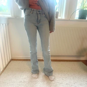 bootcut jeans - lågmidjade bootcut jeans från ginatricot!💕