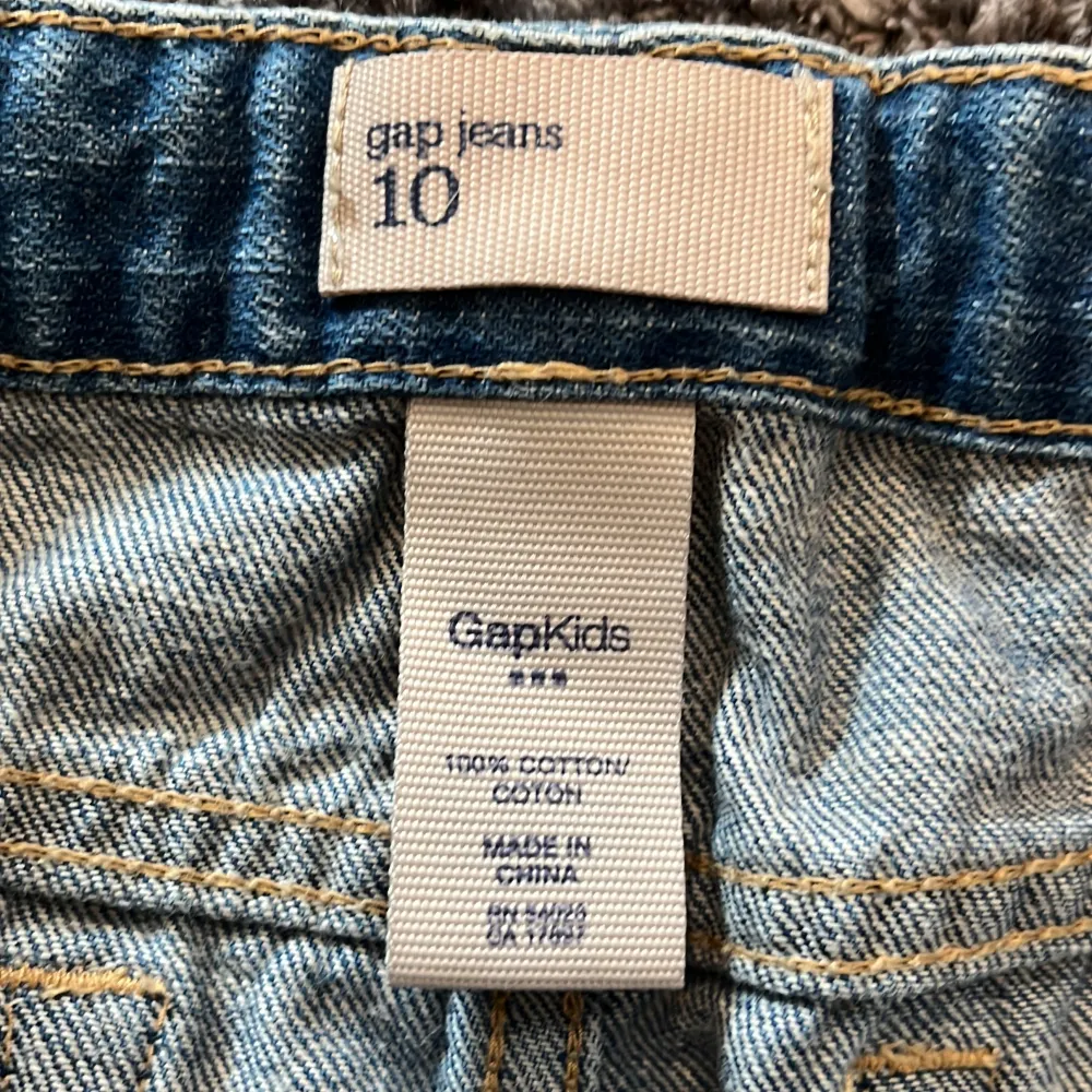 Säljer en supergulliga jeanskjol från gap jeans i storlek 10, skulle säga att den passar för 146/152. i nyskick. gratis frakt i 7 dagar💕. Kjolar.