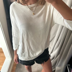 Trekvartsärmad tröja - Väldigt söt tröja! Bra skick 💗 3/4 - ärmar! Kommer inte till användning längre! Pris går att diskuteras vid snabb affär!