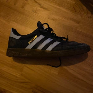 Adidas spezial - Bra skick knappt använda  Färg blå ljus blå Storlek 43