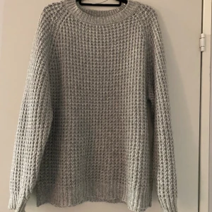 Grå stickad tröja från 157 - Säljer en supermysig grå stickad tröja från märket lager157. Den har en klassisk rund hals och långa ärmar, perfekt för kyliga dagar. Tröjan är i storlek L och är i fint skick. Perfekt för både höst och vinter! Hör gärna av er vid frågor eller fler bilder💕