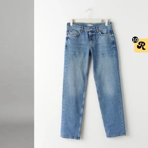 Low straight jeans - Säljer dessa jeans från gina tricot, knappt använda, bra skick, säljer pågrund av för små, endast legat i garderoben. Storlek 34, säljer för 200kr + frakt eller prisförslag 💕