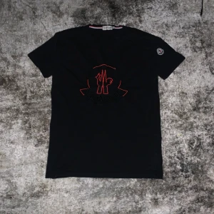 Moncler T-shirt  - Säljer min t shirt eftersom att jag inte använder den längre den är i bra skick och inga som helst skador 