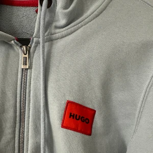 Hugo boss kofta  - Säljer ljusblå Hugo boss kofta, koftan är S i herr storlek.  Använd ett fåtal gånger, men fortfarande i bra skick! 