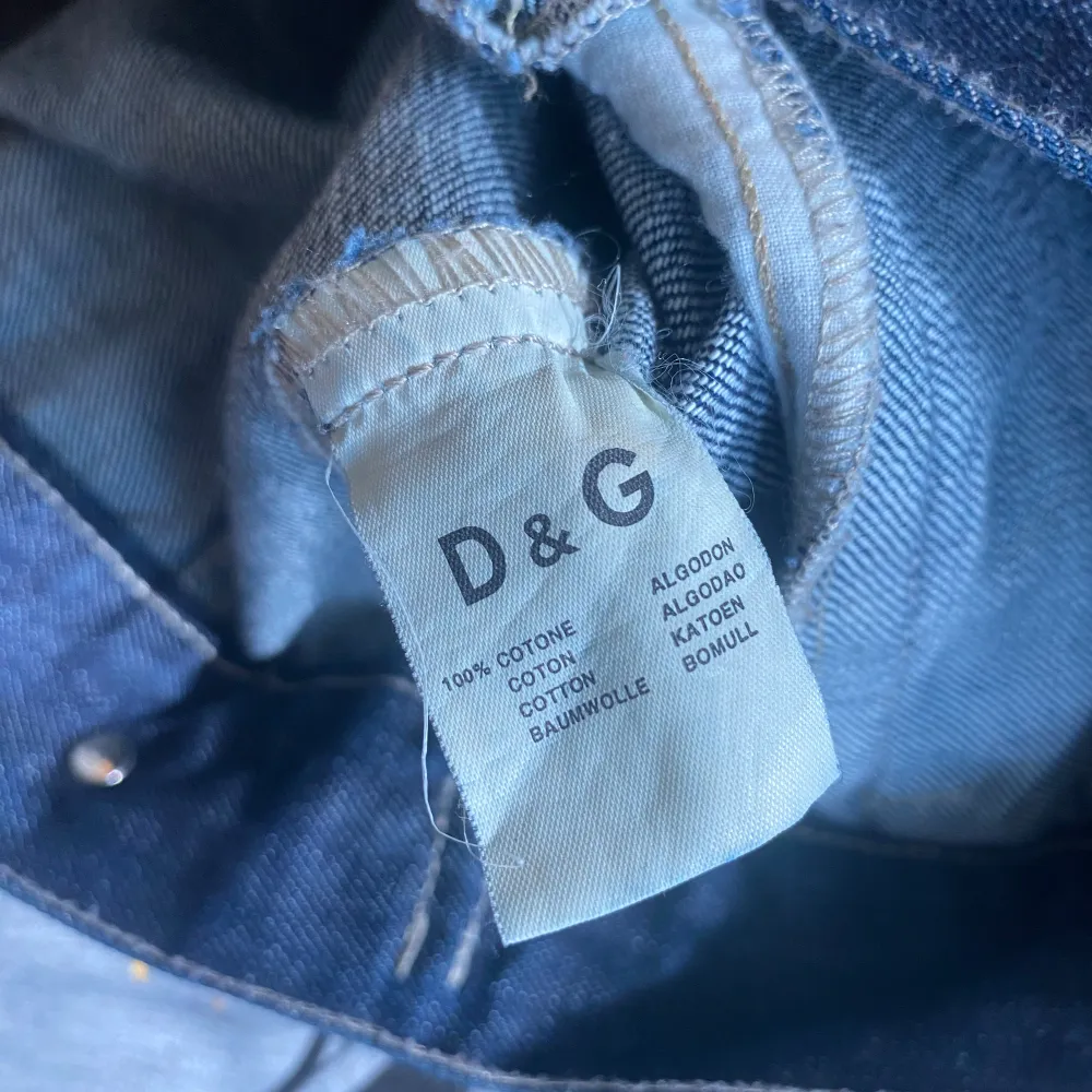 vintage Dolce&Gabbana jeansjacka jättebra skick storlek 38 (M), men passar mer som en (S). Jackor.