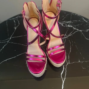 Kilklackskor  - Rosa och limegröna metallic sommarskor! Köpta i Marbella!  Helt nya, oanvända. 