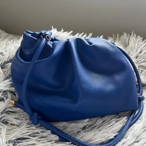Trendig snygg blå handväska! - En supersnygg trendig blå handväska från Lindex! Knappt använd så inga tecken alls på användning, i nyskick!💕💕🥰