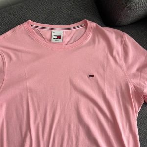 Tshort - Jättefin ljusrosa tshirt från Tommy hilfiger. Aldrig använd enbart testad 🤩 pris kan diskuteras