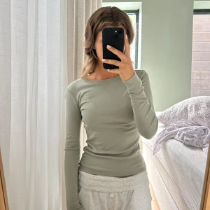 Långärmad tight tröja i grönt - Jätteskön långärmad tight tröja från hm, knappt använd och i nyskick🌿🤍 Väldigt bekväm och med stretch Storlek: S Färg: grön