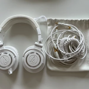 Audio Technica M50xWH, vita - Professionella Monitoring-Hörlurar Från Audio Technica, modell M50xWH. Nyskick. Fullt fungerande. Alla tillbehör ingår, inkl väska/påse.