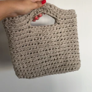 Virkad väska - Beige - Handgjord väska virkad i slittåligt ekologiskt bomullsgarn.  Mått: 26x24 cm