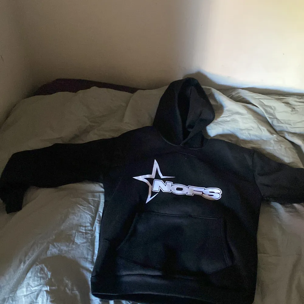 Vill sälja, den är för liten för mig. Den är knappt använd.. Hoodies.