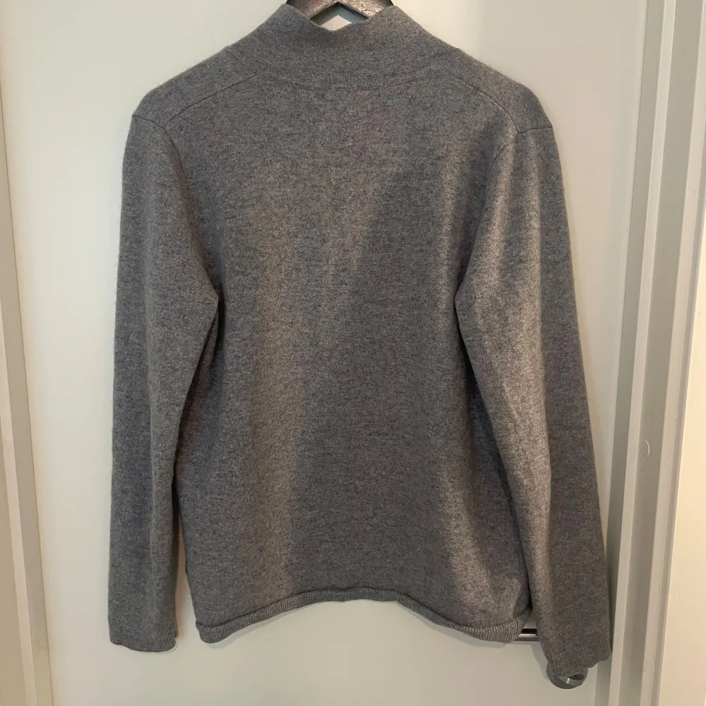 Säljer nu min riktigt feta 100% kashmir soft goat cardigan i storlek M (passar även S). Tröjan är i nyskick då jag endast använt den en gång. Nypris är 2999 kr och slutsåld överallt. Skriv vid fler frågor eller funderingar🤙. Tröjor & Koftor.