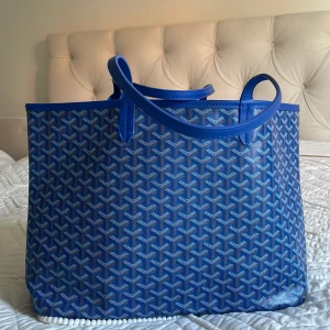 Goyard väska blå - Mellan modellen. Köptes i Spanien för någon månad sedan bara men ej kommit till användning, Helt oanvänd dvs. Ej riktig. 