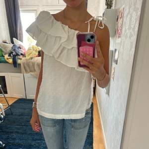 Säljer denna blus med volanger. Man kan knyta så att den sitter på båda axlarna eller ha den oneshoulder 💞💞