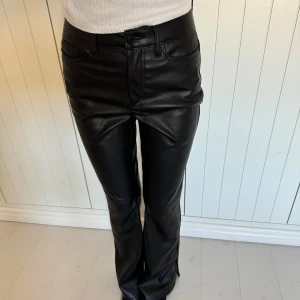 Skinnbyxor  - Helt oanvända skinnbyxor med lappen kvar från Vero Moda❣️ Mid waisted bootcut med slits😎 Skit snygga nu till hösten🤎🤎