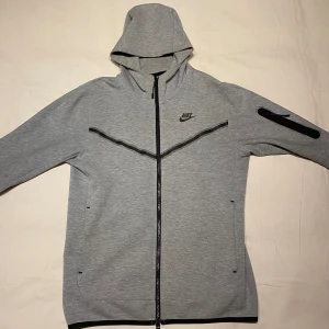 Grå tech fleece  - Grå tech fleece i bra skick, finns en fläck som jag har fotat och men dragkedjan är även lite trög ibland. Förutom det finns det inga defekter.