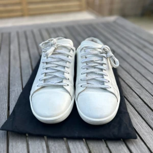 Saint Laurent skor - Hejsan! Jag säljer dessa snygga vita saint Laurent skor som är väldigt populära, i dessa skor medföljer dustbag! Skorna är i väldigt bra skick 👍 hör av er vid frågor 🙋‍♂️👍