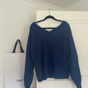 Blå stickad tröja från JDY - Säljer en superfin blå stickad tröja från JDY. Den har en snygg v-ringning och långa ärmar, perfekt för kyliga dagar. Tröjan är i storlek M och är riktigt mysig att ha på sig. Passar perfekt till både vardag och lite finare tillfällen. 💙