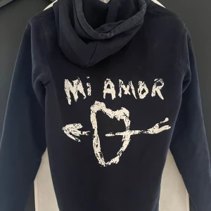 Mira Paris Hoodie - Säljer min knappt använda Mira Paris Hoodie med trycket Mi Amor på baksidan💕 Använt fåtal gånger och i nyskick! Nypris: 1799
