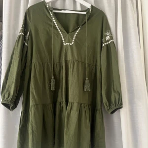 Zara klänning - Säljer denna klänning ifrån zara i strl S!