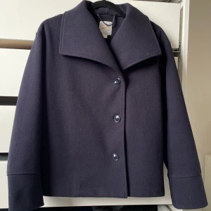 Kappa från Gina Tricot - En jättefin kappa som inte kommer till användning längre på grund av att jag har köpt en ny. Den är mörkblå från barnavdelningen, den passar någon som har S/M. Den har inga defekter alls förutom att den är lite knopprig vid armarna. Ny pris 399kr
