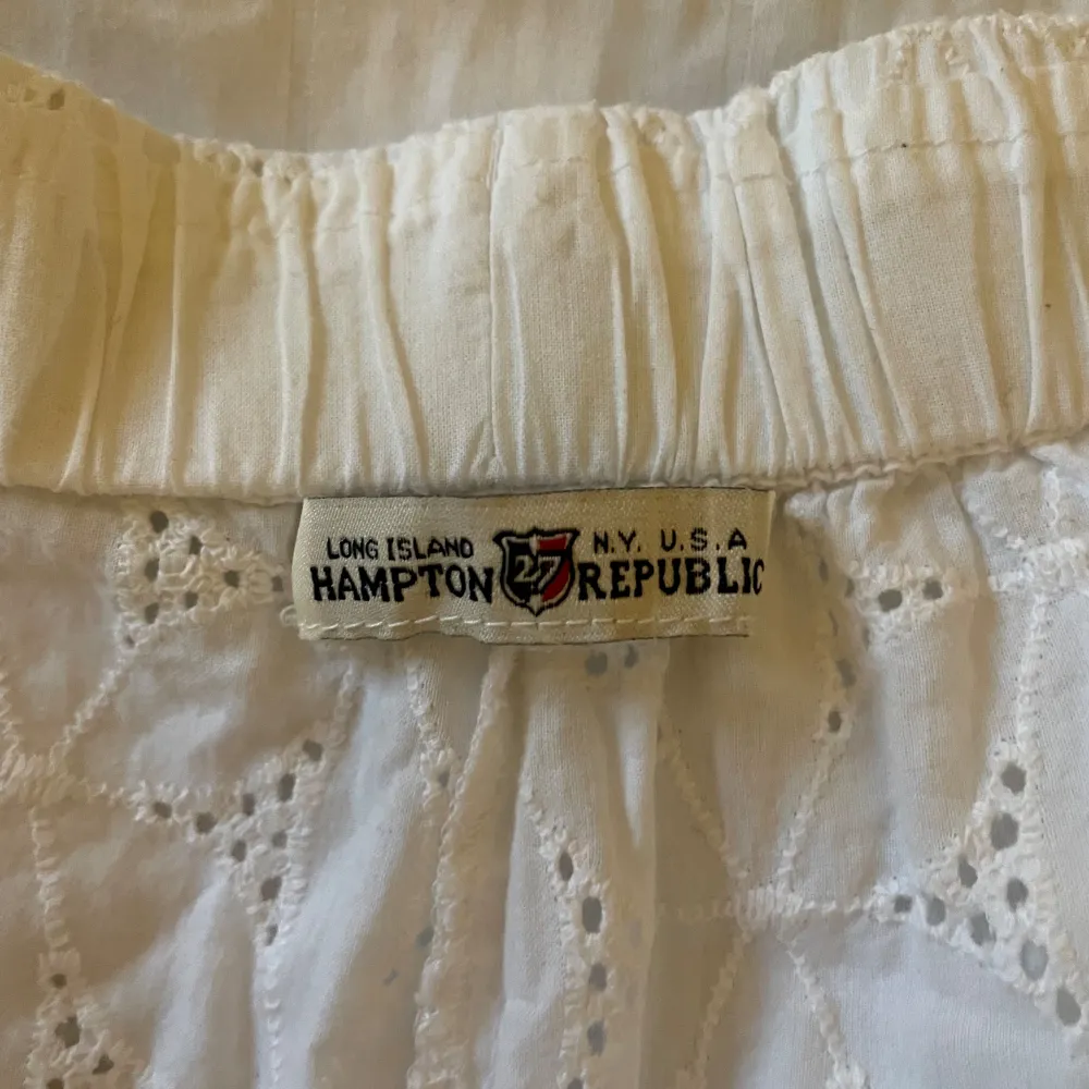 Säljer ett par superfräscha vita shorts från Hampton Republic. De är i bomull och har ett snyggt broderat mönster som ger en somrig känsla. Shortsen har en bekväm midja med knytband för perfekt passform. Perfekta för en varm sommardag eller en avslappnad dag på stranden!. Shorts.