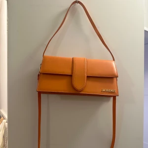 Jacquemus väska  - Ett äkta jacquemus väska i fint skick. Sparsamt använd, i en fin orange färg🧡🧡
