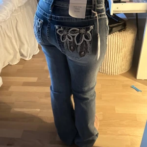 Miss me jeans - Säljer helt nya miss me jeans som ja köpt här på plick för att de inte passa mig bra!  Nypris 2000kr, midjemått ca 78cm, innerbenslängd ca 83cm