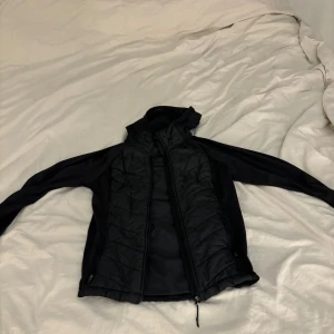 Sportjacka - Skicken är helt okej, inga skador, perfekt i storlek, bra till hösten 