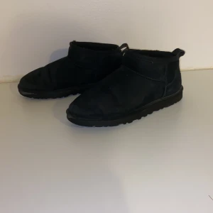 Uggs strl 40 herr - Säljer ett par svarta uggs, ändats använda 2 månader i vintras. Strl 40, herrmodell.