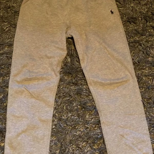 Polo Ralph Lauren byxor - Säljer ett par Polo Ralph Lauren mjukisbyxor i storlek M (10-12 år)   Pris 500kr, men priset går absolut att diskutera!