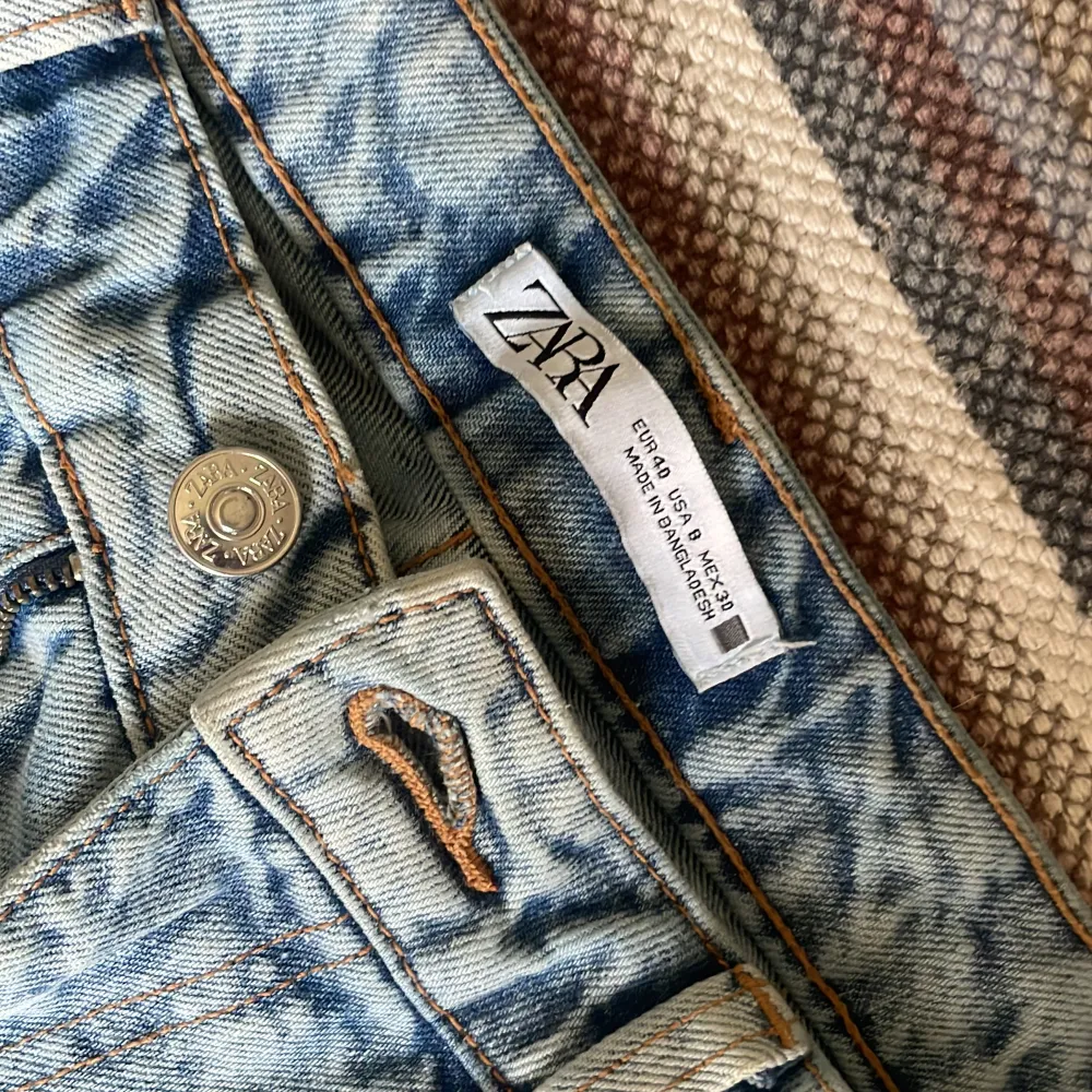 Storlek 40 köpta på zara i Spanien säljer pgr att de är för små för mig . Jeans & Byxor.