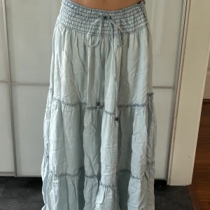 långkjol - Säljer en blå långkjol från h&m i storlek S, kjolen är dock ganska stor i storleken. Jag köpte kjolen på Sellpy men får ingen användning av den så säljer därför vidare plagget.