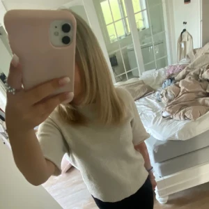 Trekvarts ärmad tröja💘 - En jätte fin trekvarts ärmad tröja som är en avllippd vero Moda tröja köpt på  plick🩷 ( inte mina bilder )