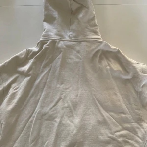 Beige hoodie från Axel arigato - Fint skick. Snygg beige färg, perfekt för casual fig. Vid frågor skriv! 