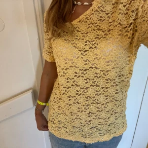 Gul spetströja💛💛 - Väldigt fin!! Lite spretig i tyget men syns knappt💛💛vet inte storleken men skulle gissa M