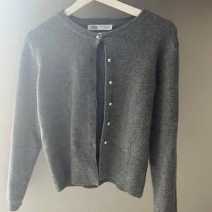 Kofta - Så fin kofta från zara med fin knapp detalj! Endast använd 1 gång då den inte kommit till användning. Storlek M