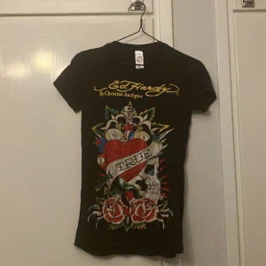 Ed Hardy - Ed Hardy tröja i storlek XL. Den ska sitta tajt, så den sitter inte som en ”normal” XL tröja gör. Den är använd bara ett par gånger, men ser helt ny ut. Priset går att diskutera. Jag kan gärna mötas upp i stockholm☺️