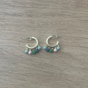 Örhängen  - Säljer dessa fina örhängen som bara är använda ett fåtal gånger !🫶🏼  Pris: 100kr