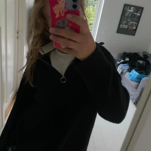 Stickad tröja - Aldrig använd, stickad tröja med dragkedja!💕