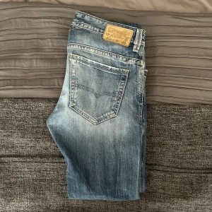 Diesel Jeans - Diesel jeans med riktigt snygga slitningar och tvätt. Slim/regular passform. Riktigt bra skick. 